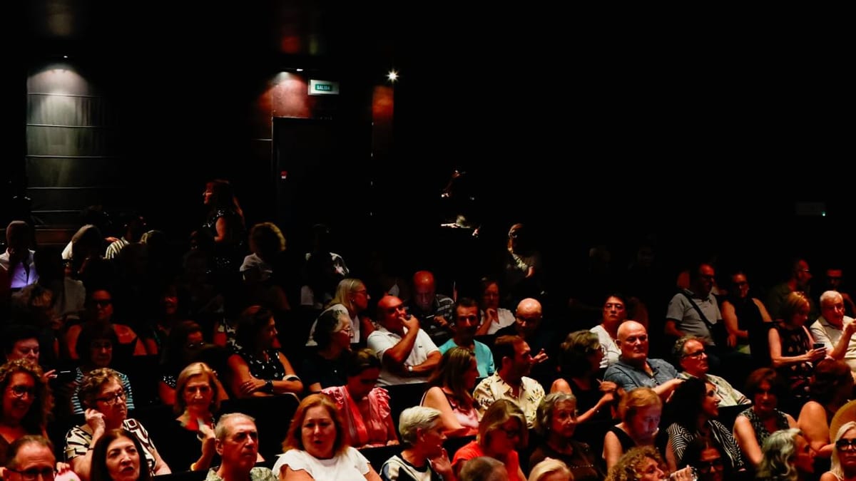 Audiencia en un teatro durante una proyección del festival Alcances58 de Cádiz