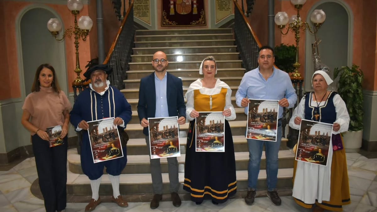 Presentación de Alcaraz Renacentista con autoridades y recreadores en escalera de edificio histórico