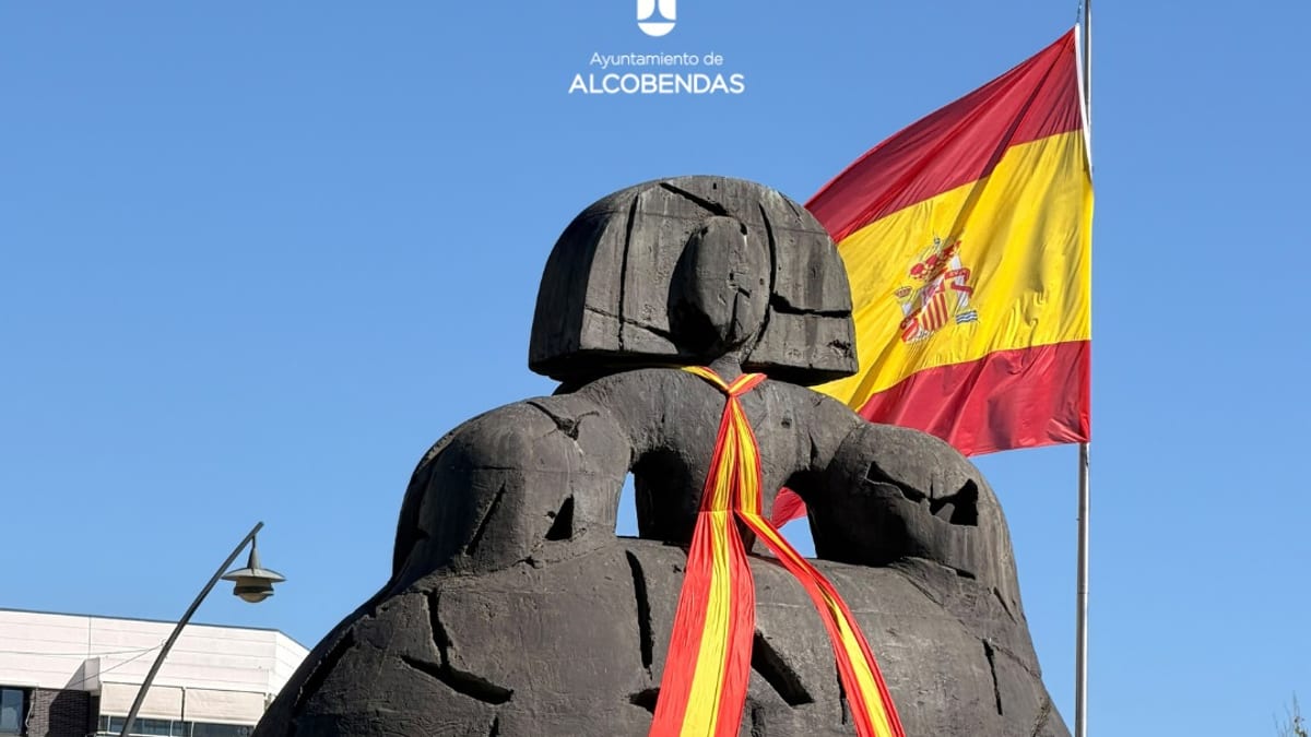 Escultura de la Menina de Alcobendas vestida con los colores de la bandera española en la conmemoración del Día de la Hispanidad
