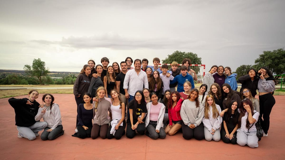 Grupo de jóvenes participantes en el Curso de Premonitores de Alcobendas durante la formación en animación sociocultural