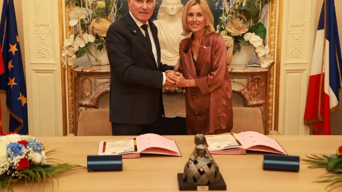 Alcaldesa Rocío García y alcalde Hervé Chevreau renovando el Juramento de Hermanamiento entre Alcobendas y Épinay-sur-Seine