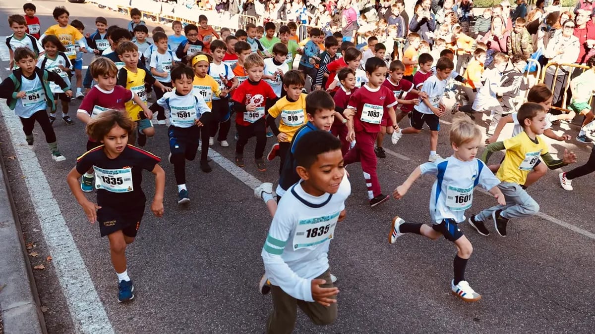 Cientos de escolares participan en la XXXVI Milla Escolar de Alcobendas, llenando las calles con energía y compañerismo