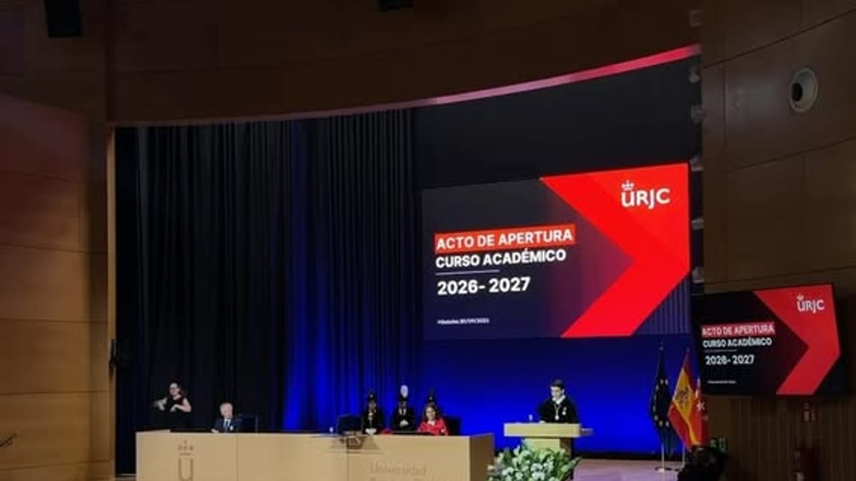 Cartel de la apertura del curso académico 2026-2027 de la URJC con el logo de la Universidad Rey Juan Carlos