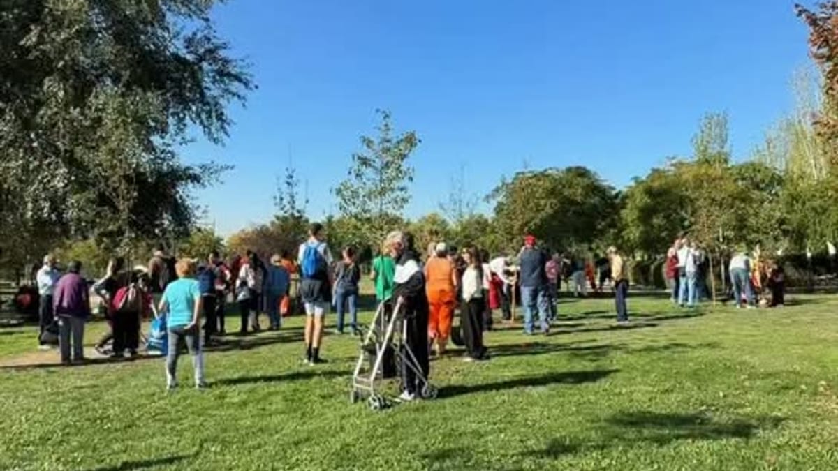 Plantación de manzanos en Alcorcón con estudiantes del IES Los Castillos en la iniciativa Un Árbol por el Párkinson de APARKAM