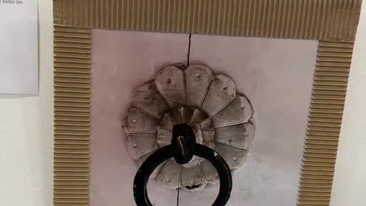Detalle de aldabón fotográfico de la exposición 'Aldabas' en la Biblioteca Rafael Azcona de Logroño