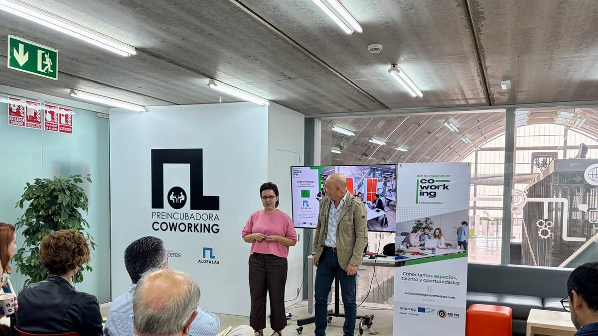 Espacio de coworking de AldeaLab en el Edificio Embarcadero de Cáceres con puestos de trabajo para emprendedores