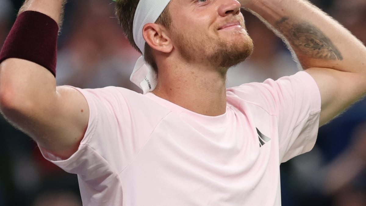 Alejandro Davidovich celebrando su victoria en la final del Masters 1000 de Shanghái