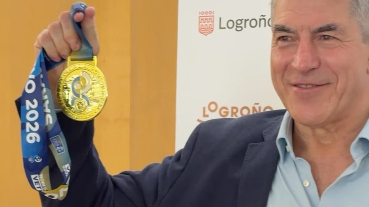 Alfonso García, campeón del mundo de judo en veteranos, recibido en el Ayuntamiento de Logroño por el alcalde Conrado Escobar y la vicepresidenta Laura Arrieta