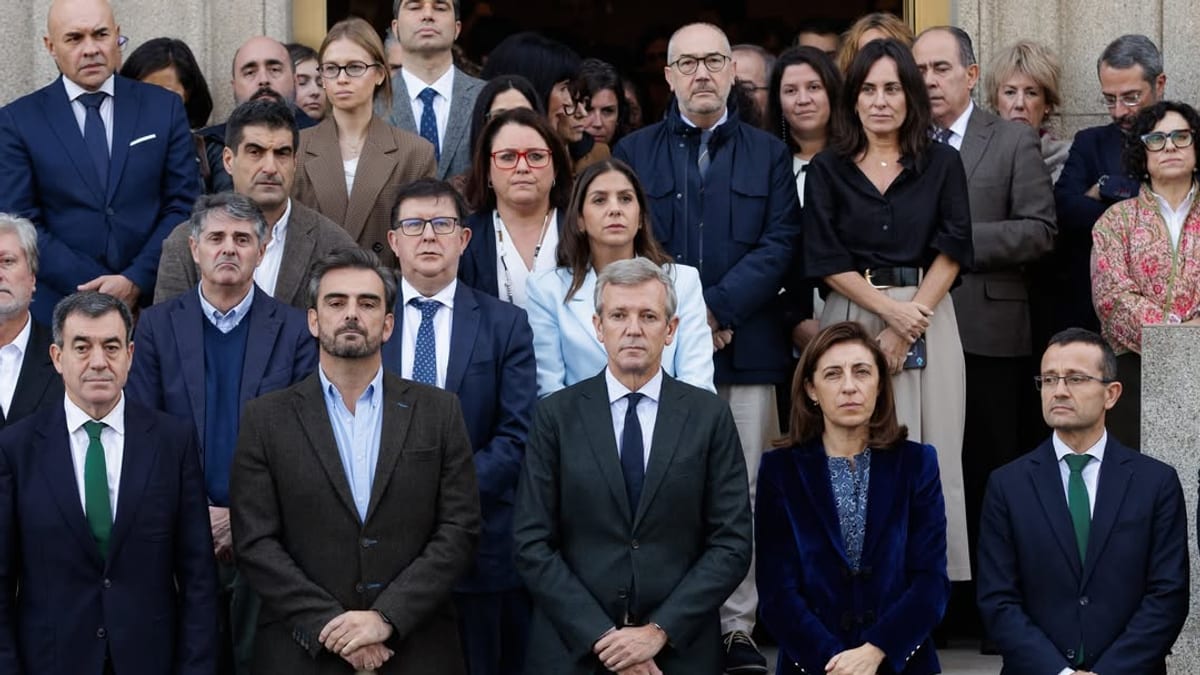 El presidente de la Xunta de Galicia, Alfonso Rueda Valenzuela, durante el minuto de silencio en apoyo a las víctimas del accidente ferroviario de Urda