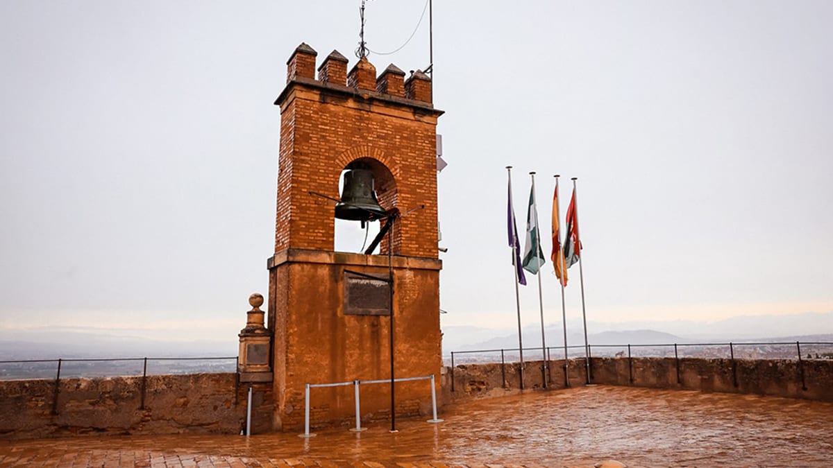 Acto de homenaje 'Réquiem por Lorca' en la Alhambra de Granada con la Torre de la Vela