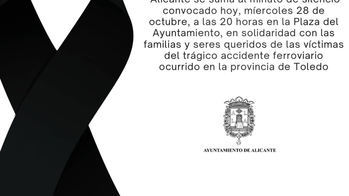 Plaza del Ayuntamiento de Alicante durante el minuto de silencio en solidaridad con las víctimas del accidente ferroviario en Toledo