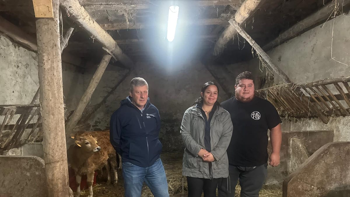 Gerente del Banco de Tierras visitando Allande para verificar el asentamiento de la familia en fincas rústicas arrendadas