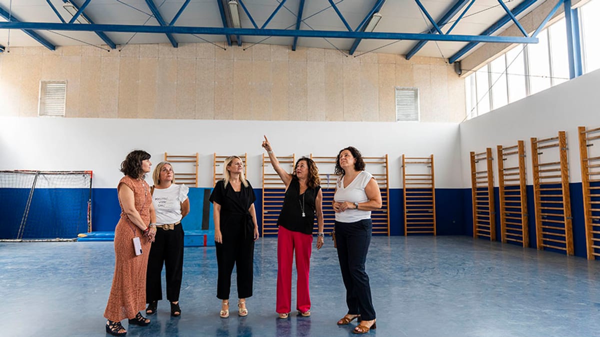 Consejera de Educación María del Carmen Castillo en visita al CEIP Buenavista en Balanegra, Almería