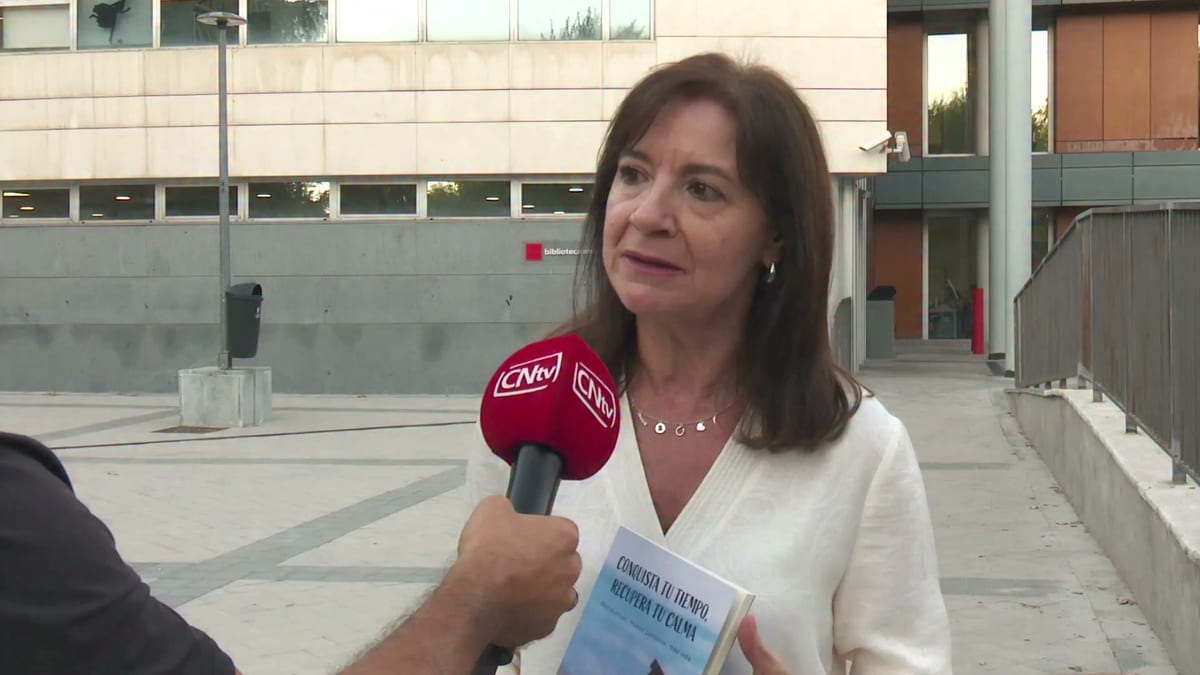 Almudena Reguero en la presentación de su libro en la Biblioteca Marcos Ana de San Sebastián de los Reyes