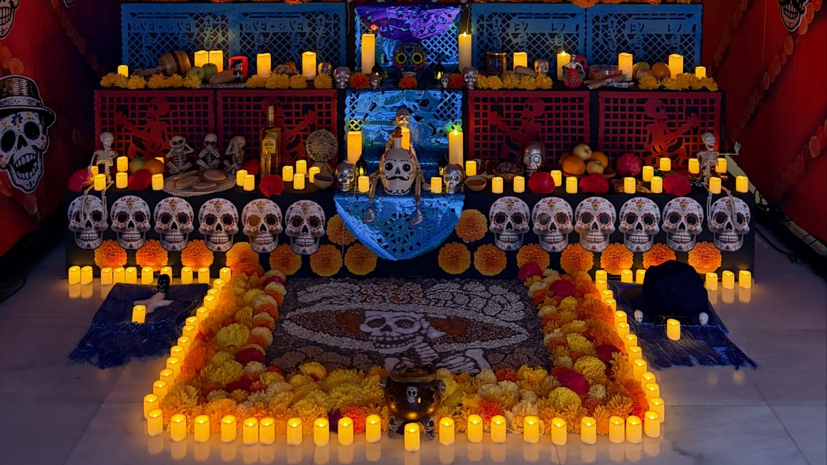 Altar de Muertos en la Sala Alcalá 31 de Madrid con decoraciones tradicionales mexicanas en homenaje a José Guadalupe Posadas