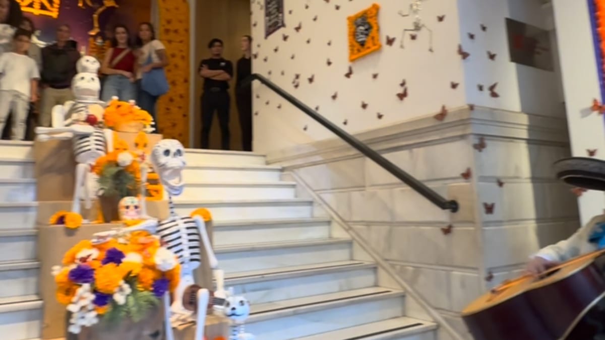 Altar de Muertos decorado en Casa de México en España con elementos tradicionales mexicanos e inspiración de cementerios de Michoacán