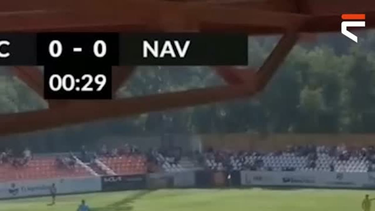 Alvarito, futbolista del CDA Navalcarnero, en acción durante el partido ante Alcalá en Segunda Federación