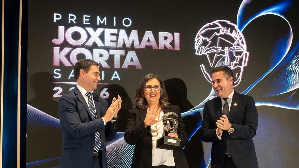 El Lehendakari Imanol Pradales entrega el Premio Joxe Mari Korta 2026 a Amaia Susperregui, acompañado por el consejero Mikel Jauregi