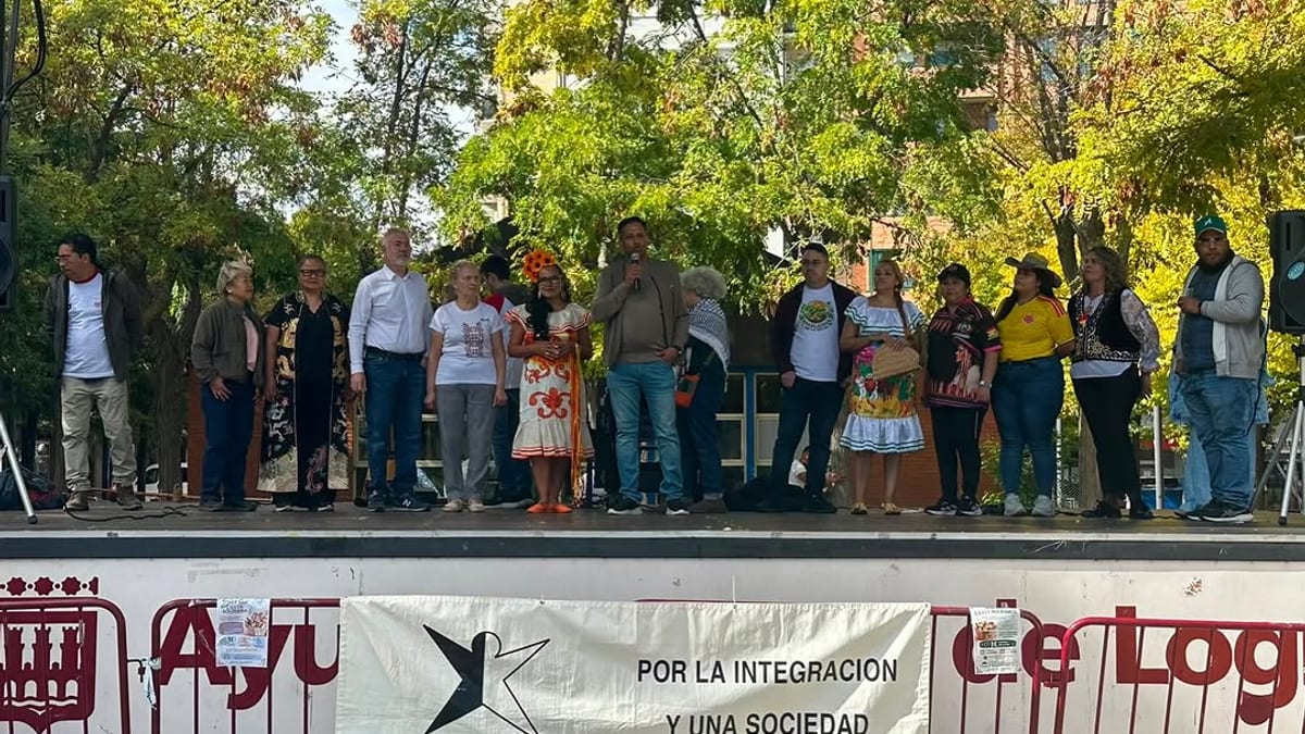 Encuentro intercultural organizado por AMIN en la Plaza Primero de Mayo de Logroño con participación de miembros de la Corporación Municipal