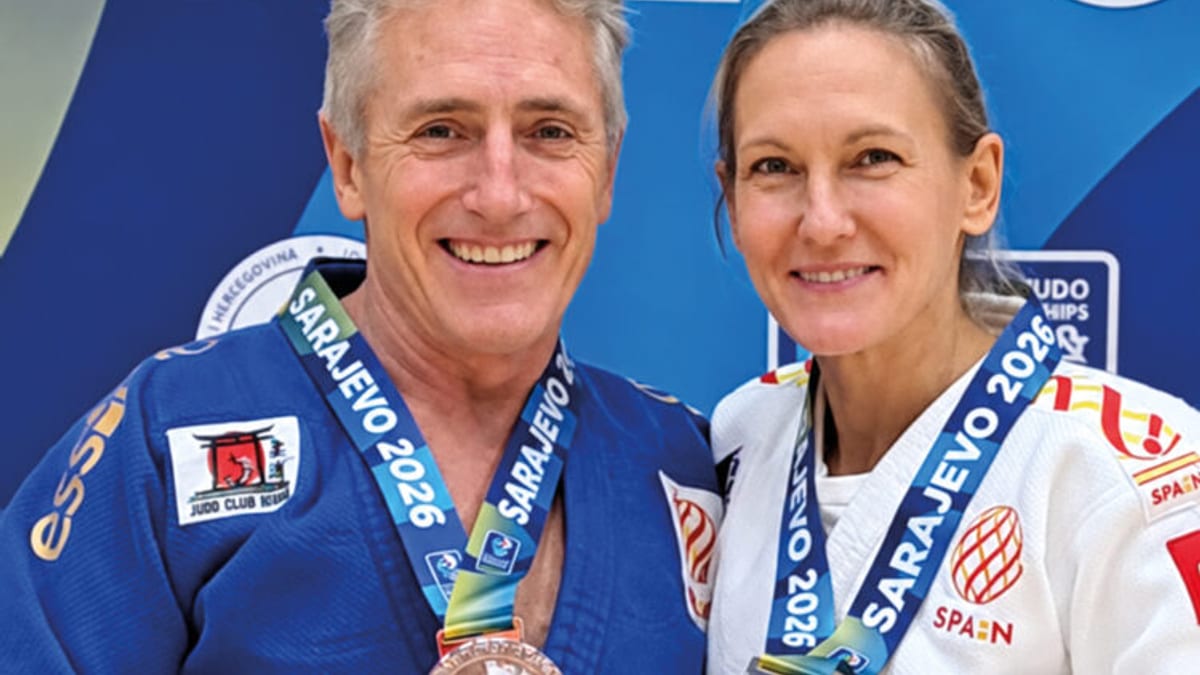 Ana Roldán y Paco Lorenzo, judokas de Rivas Vaciamadrid, posan con sus medallas de plata en el Mundial máster de yudo de Sarajevo