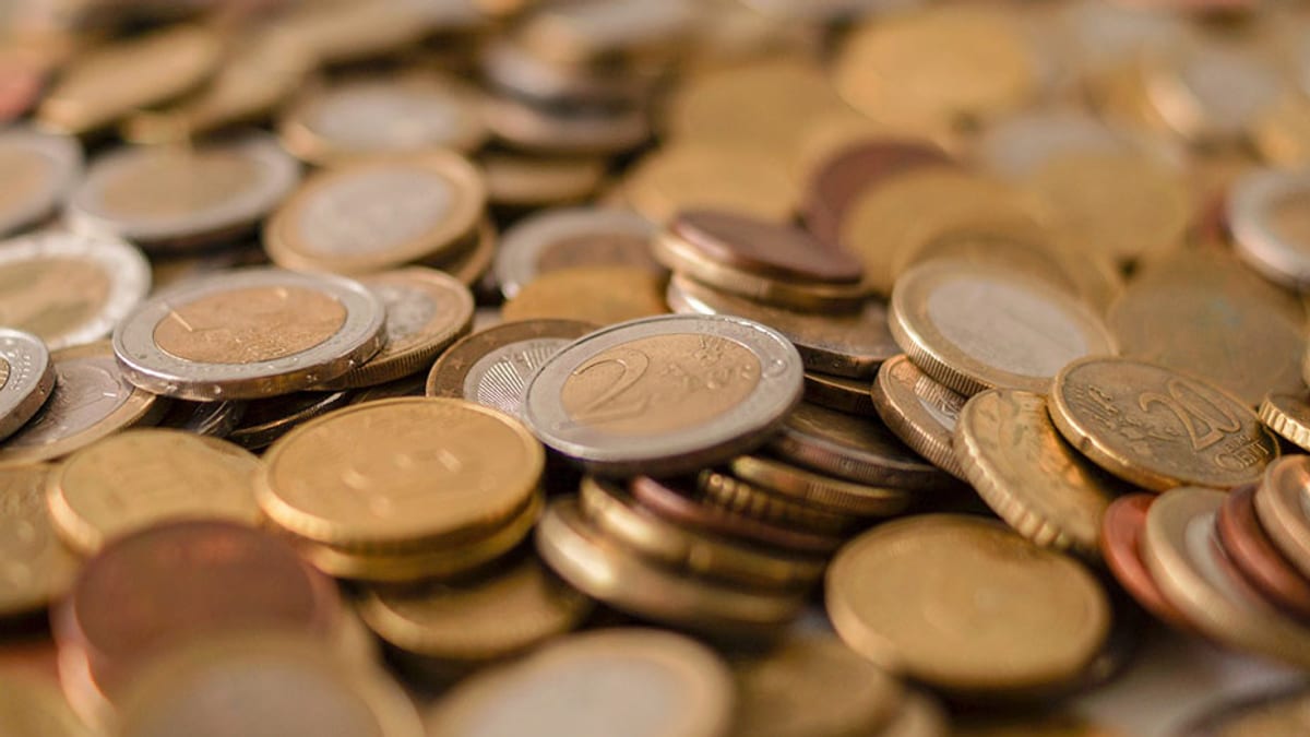 Monedas de euro representando la economía y finanzas de Andalucía