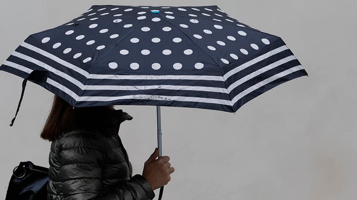 Paraguas bajo la lluvia representando las precipitaciones en Andalucía