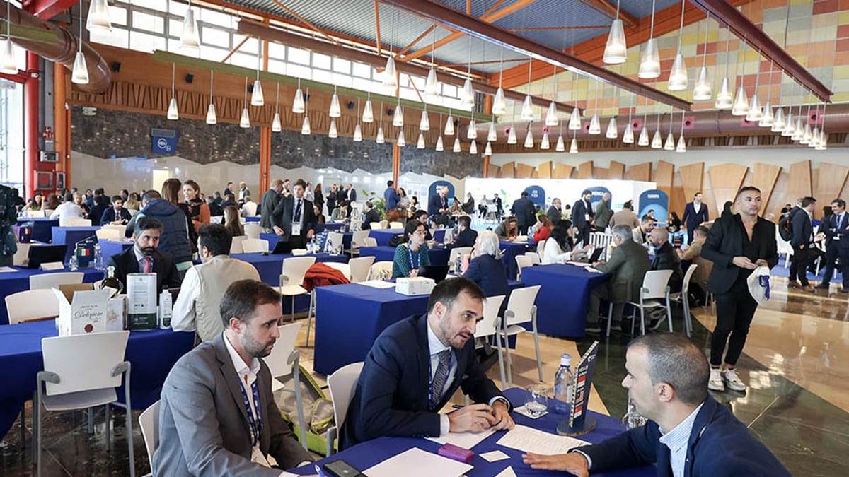Sala de evento corporativo con participantes en mesas redondas durante encuentro de Andalucía Trade Global