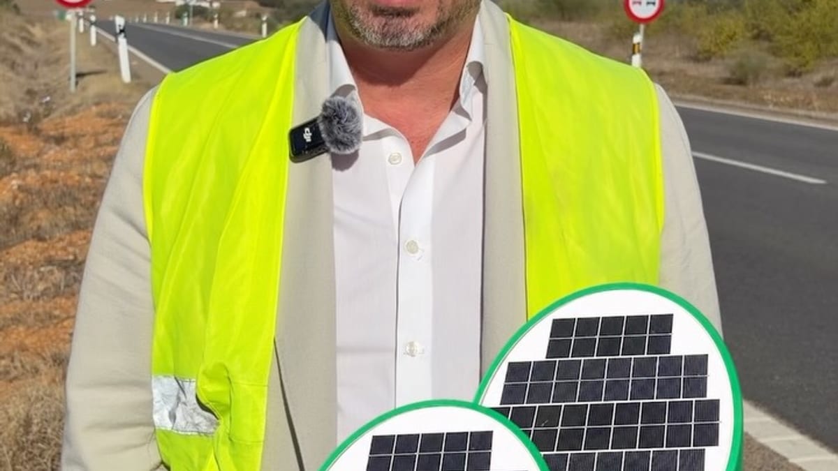 David Herrero, director general de Infraestructuras Viarias, explica el uso de balizas disuasorias en la carretera EX-206