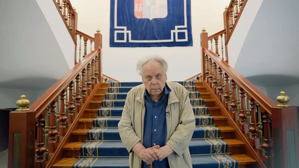 Antonio Pedrero en las escaleras del edificio de La Encarnación de la Diputación de Zamora, donde pintará su versión de la Capilla Sixtina