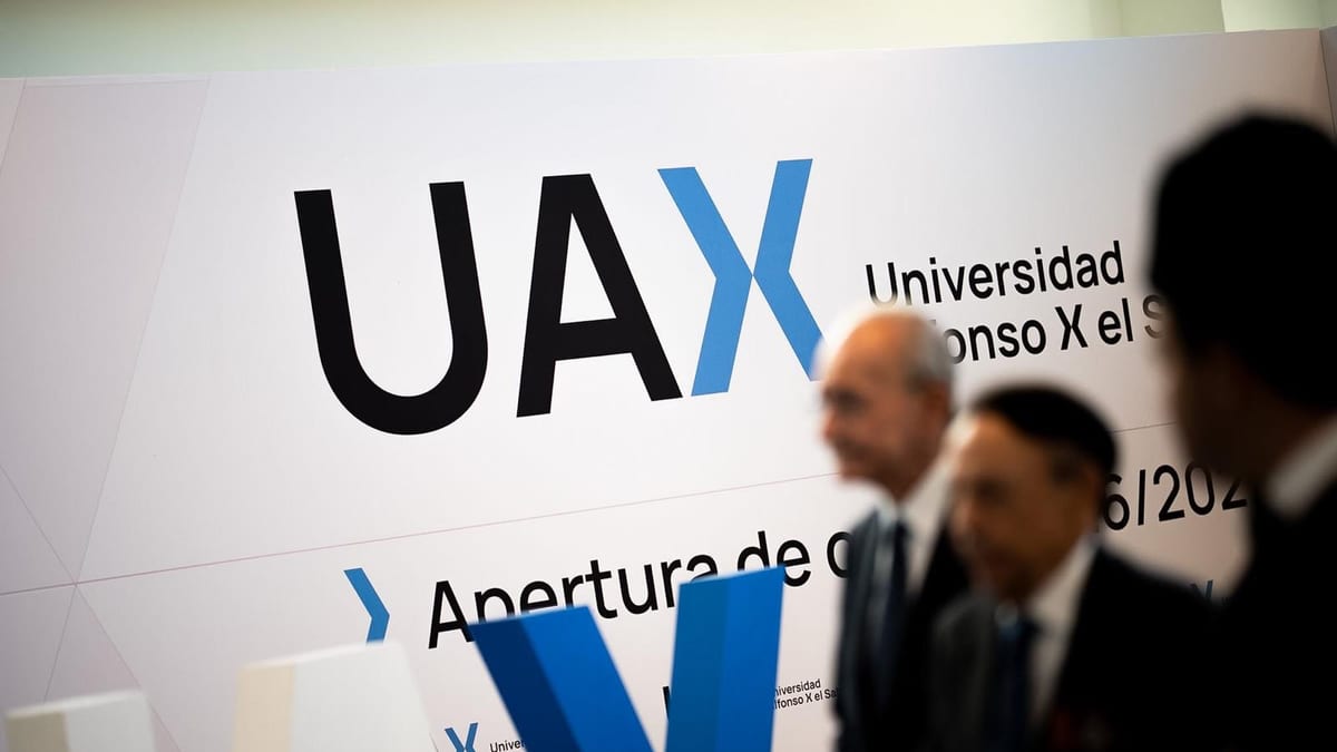 El alcalde Paco de la Torre junto al presidente de la UAX Jesús Núñez y el rector Luis Couceiro en la apertura del curso académico 2026/27