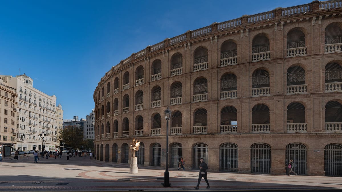 Cristina de Middel frente a algunas de las 252 fotografías de la exposición Apoteosis Now en el IVAM