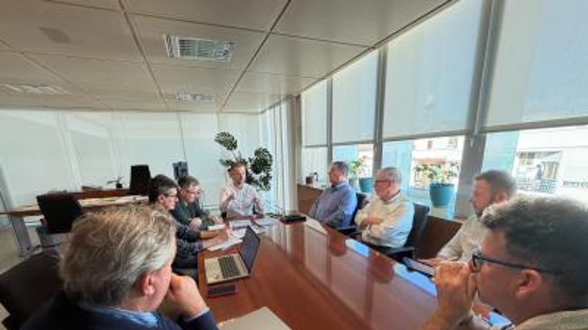 Reunión del Consell d'Eivissa con representantes vecinos del norte de Ibiza para aprobar horarios de autobús de invierno
