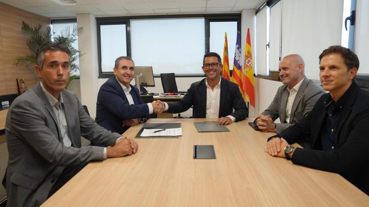 Firma del contrato entre Aqualia y el Ayuntamiento de Ibiza para la gestión del servicio de agua potable y saneamiento