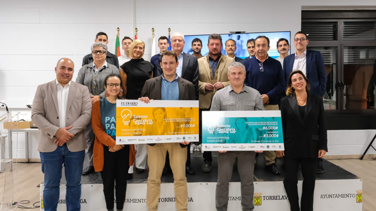 Acto de reconocimiento de Talento Cantabria con representantes de empresas premiadas