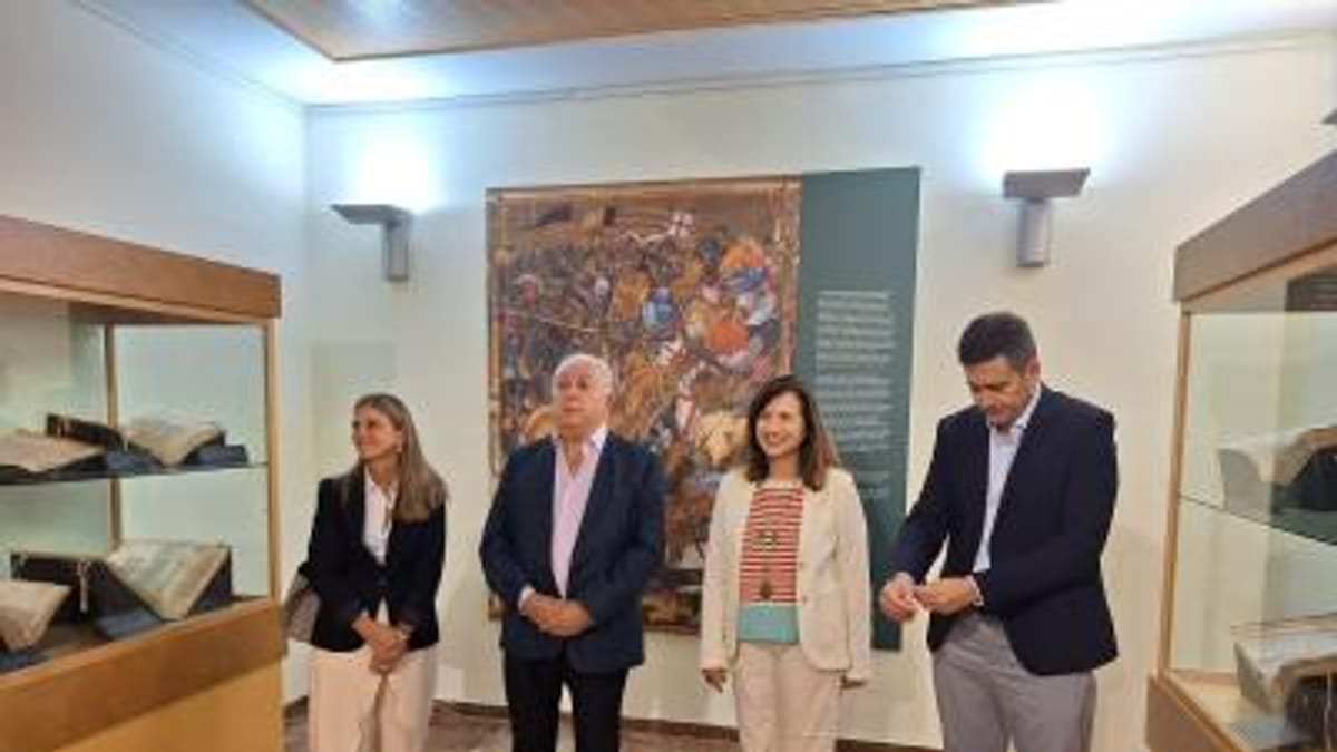 Exposición en el Archivo del Reino de València sobre Jaume I con vitrinas de documentos históricos