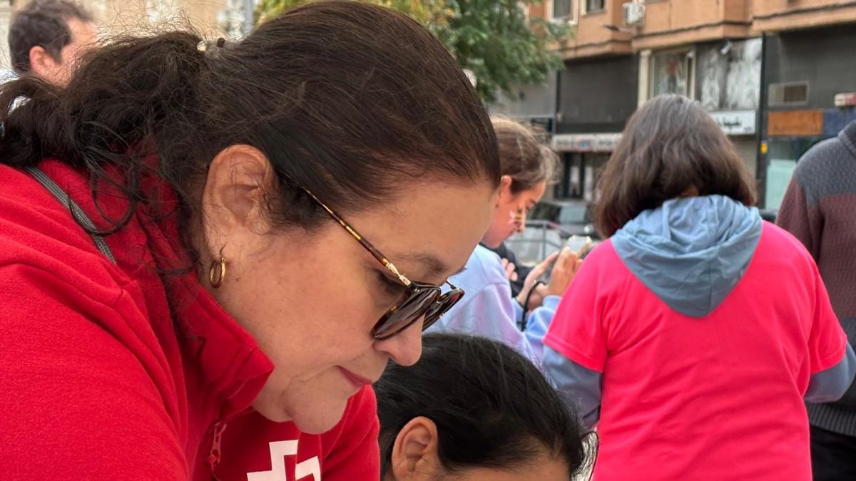 Participantes en el Festival de Donación de Sangre de Arganda del Rey luciendo chalecos rojo de Cruz Roja