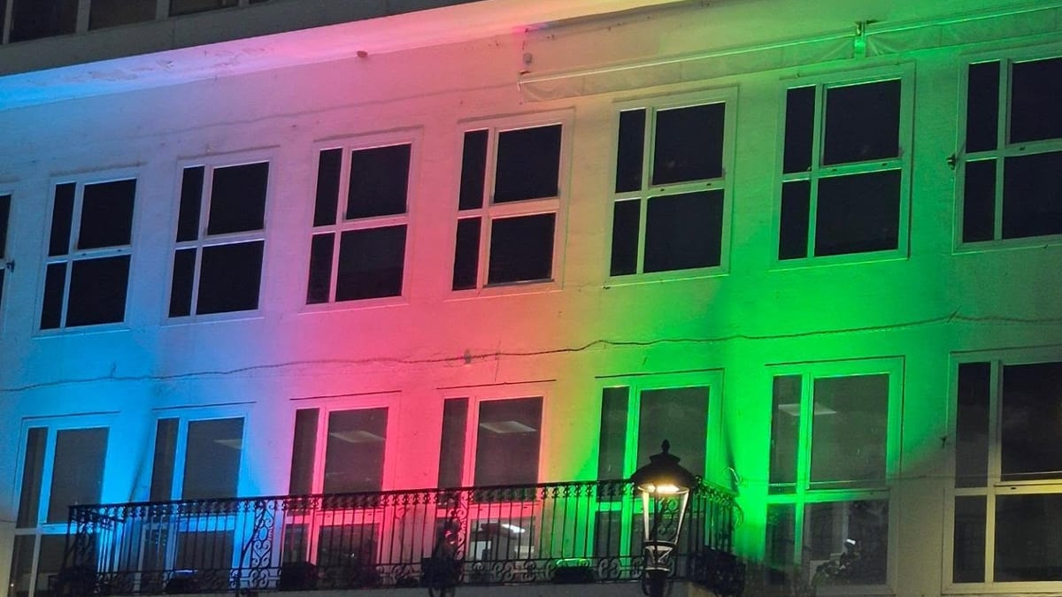 Fachada del Ayuntamiento de Arganda del Rey iluminada en rosa y azul por el Día Mundial del Cáncer de Mama Metastásico