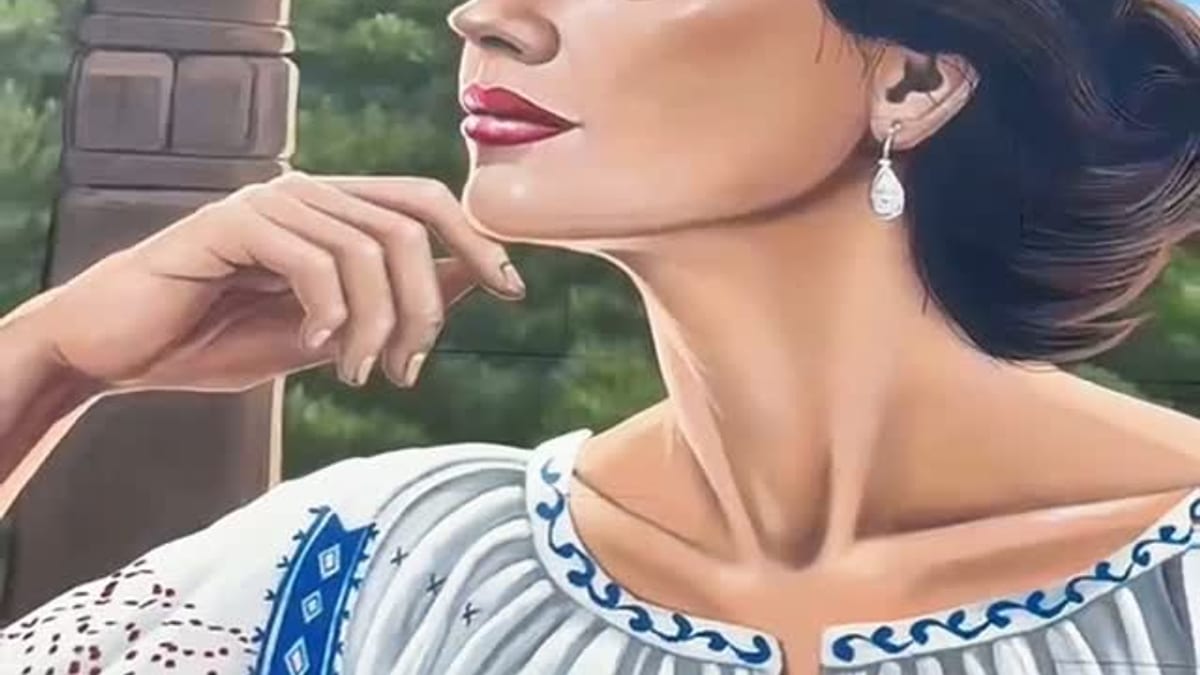 Mural de 200 metros cuadrados en el Centro Integrado de La Poveda de Arganda del Rey con motivo de blusa rumana, símbolo del patrimonio cultural de Rumanía