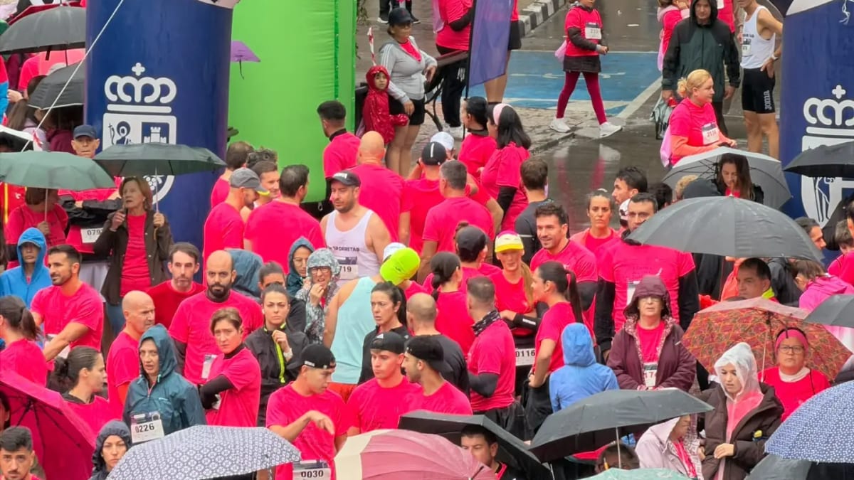 Participantes en la X Carrera contra el Cáncer de Arganda del Rey en la Plaza de la Alegría