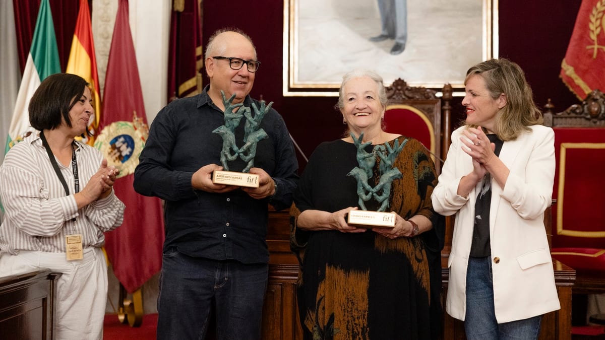 Arístides Vargas y Charo Francés sostienen el Premio Atahualpa del Cioppo en acto oficial del Festival Iberoamericano de Teatro de Cádiz
