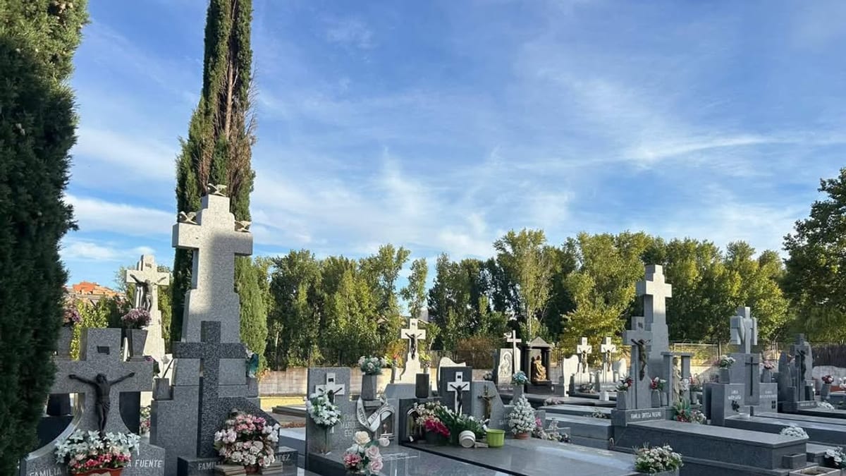 Lápidas en el cementerio municipal de Arroyomolinos con la palabra Familia grabada