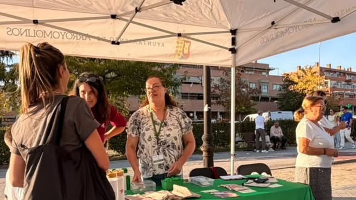 Mesa informativa de la Asociación Española Contra el Cáncer en Arroyomolinos con participación vecinal en actividades de concienciación y prevención