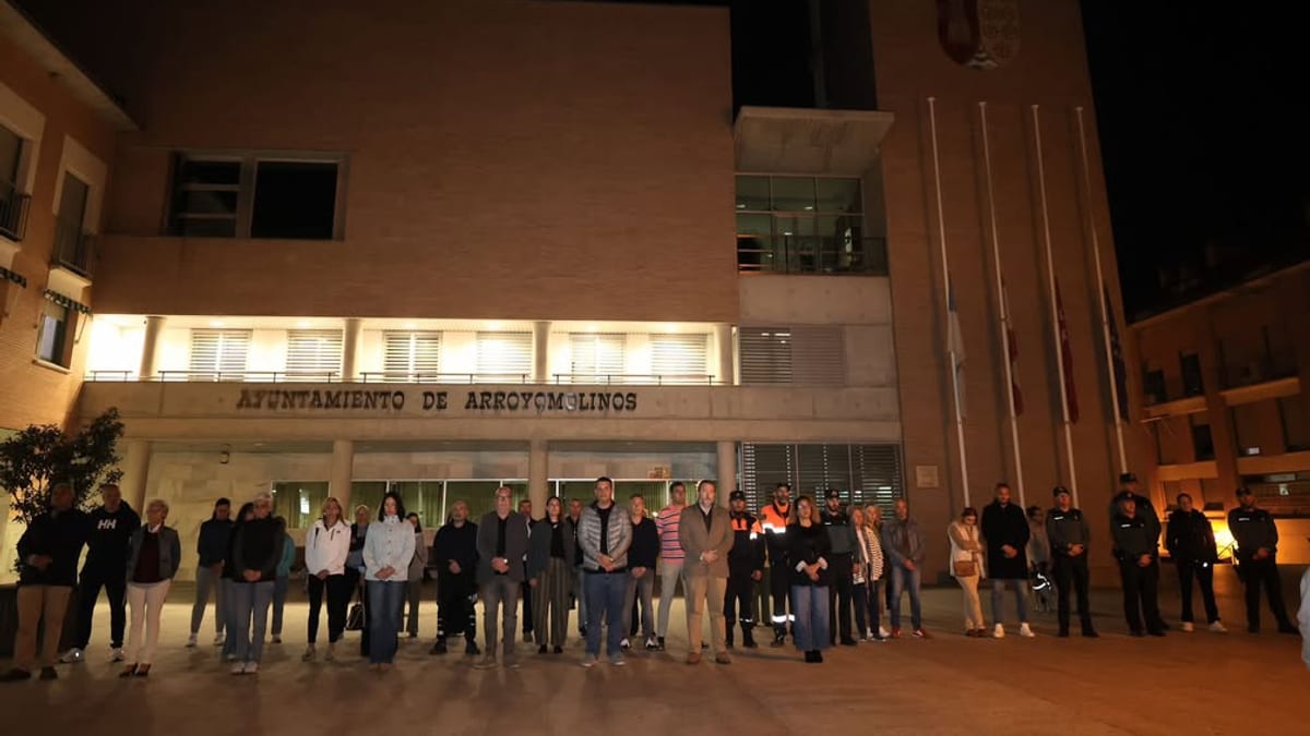 Banderas a media asta en el Ayuntamiento de Arroyomolinos en señal de duelo por las víctimas del accidente ferroviario de Urda