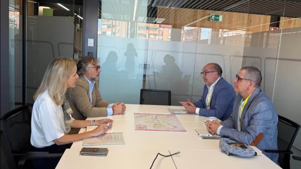 Reunión entre autoridades municipales de Arroyomolinos y el Consorcio para discutir mejoras en transporte público