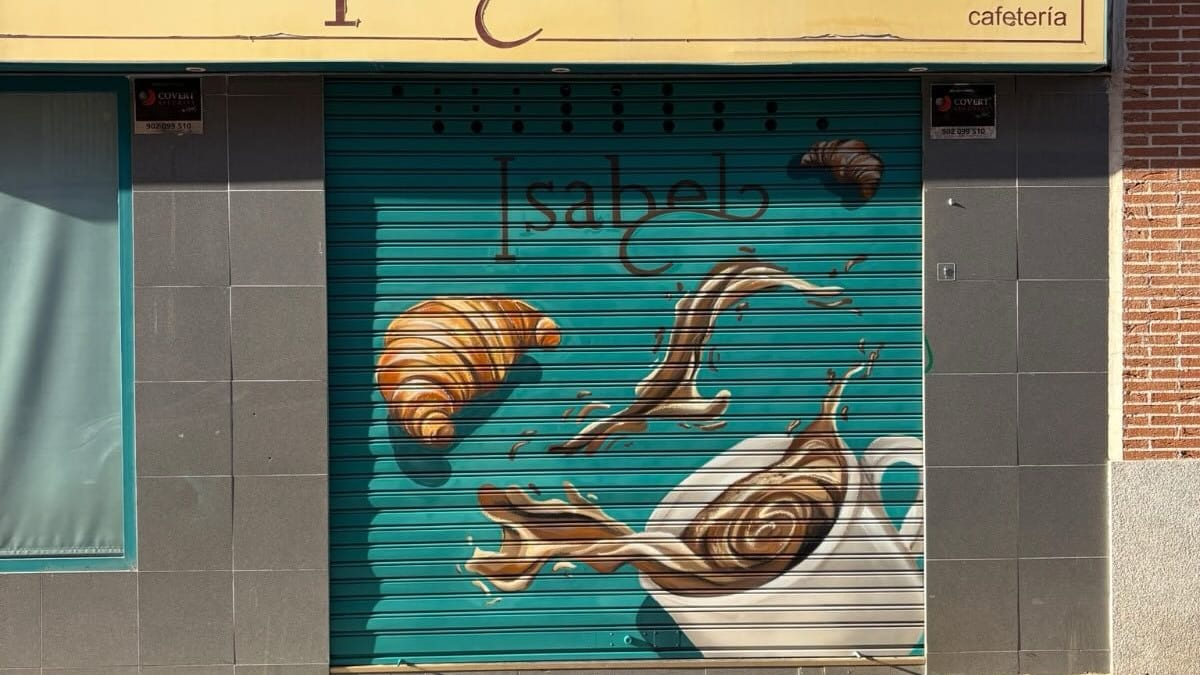 Detalle del pintado artístico en los cierres de comercios de Paracuellos de Jarama, con trabajo de Imperdible Art