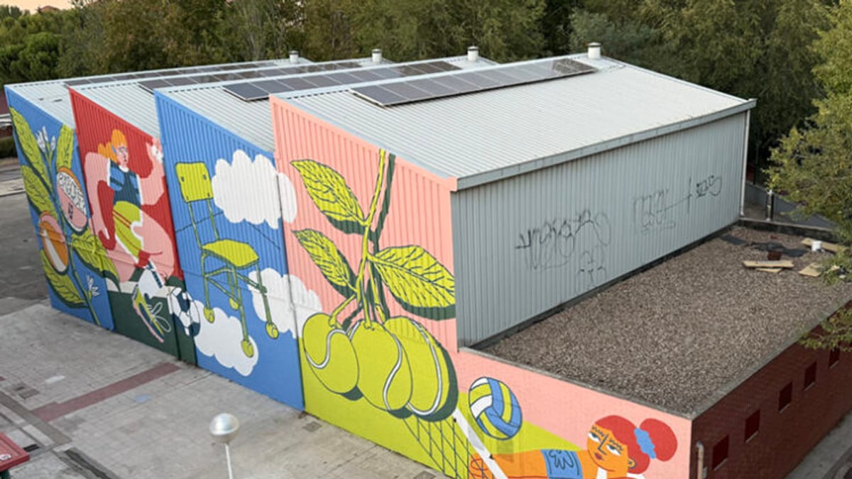 Mural del colegio El Parque realizado por Pigmento Murales en Rivas Vaciamadrid con intervención de arte urbano cromático