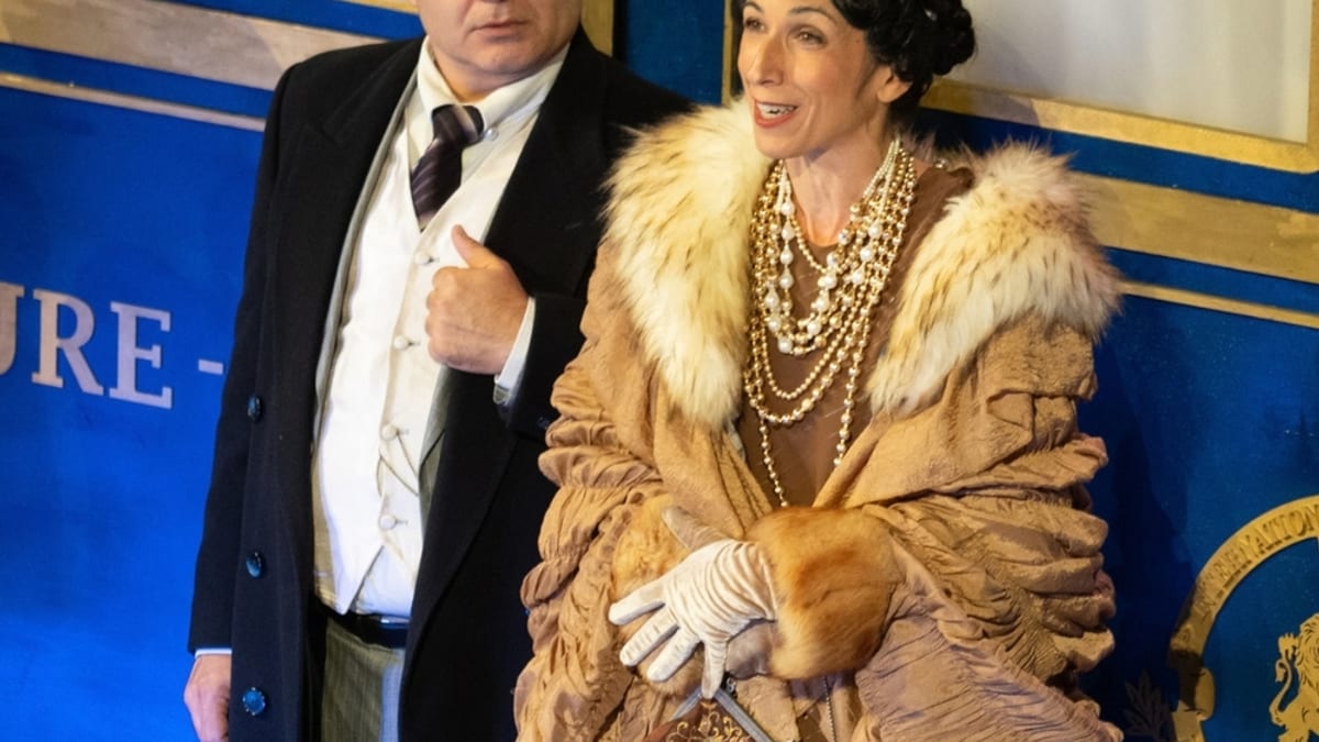 Escena de la representación teatral Asesinato en el Orient Express en el Auditorio de Cuenca