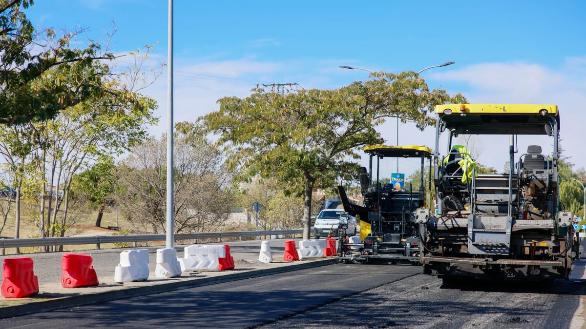 Trabajos de maquinaria y equipos en la reparación de carreteras durante las obras de asfaltado de la Circunvalación