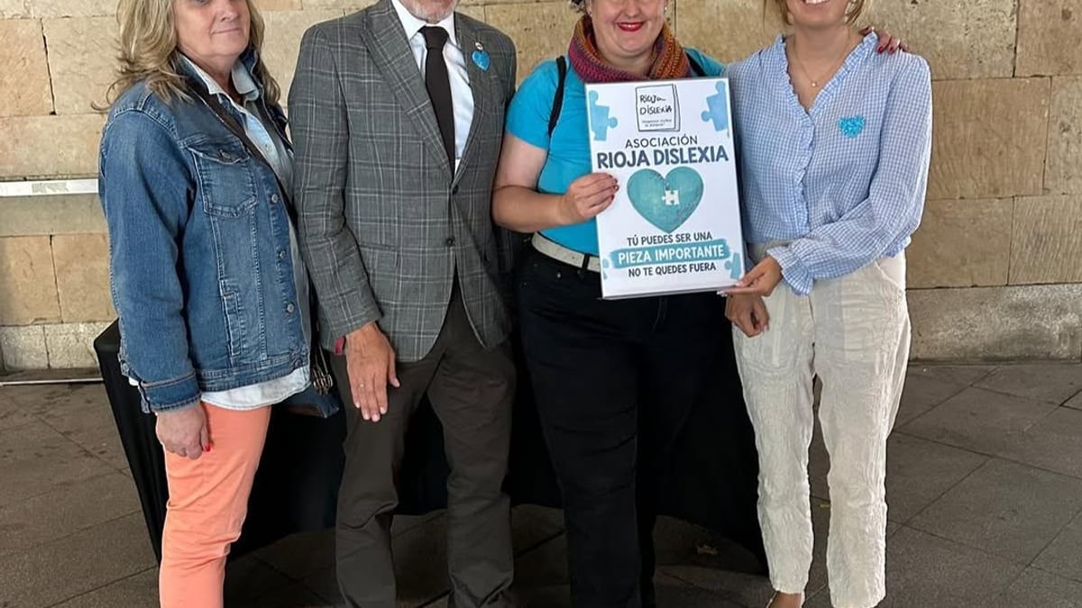 Corazones azul turquesa de la Asociación Rioja Dislexia para el Día Internacional de la Dislexia