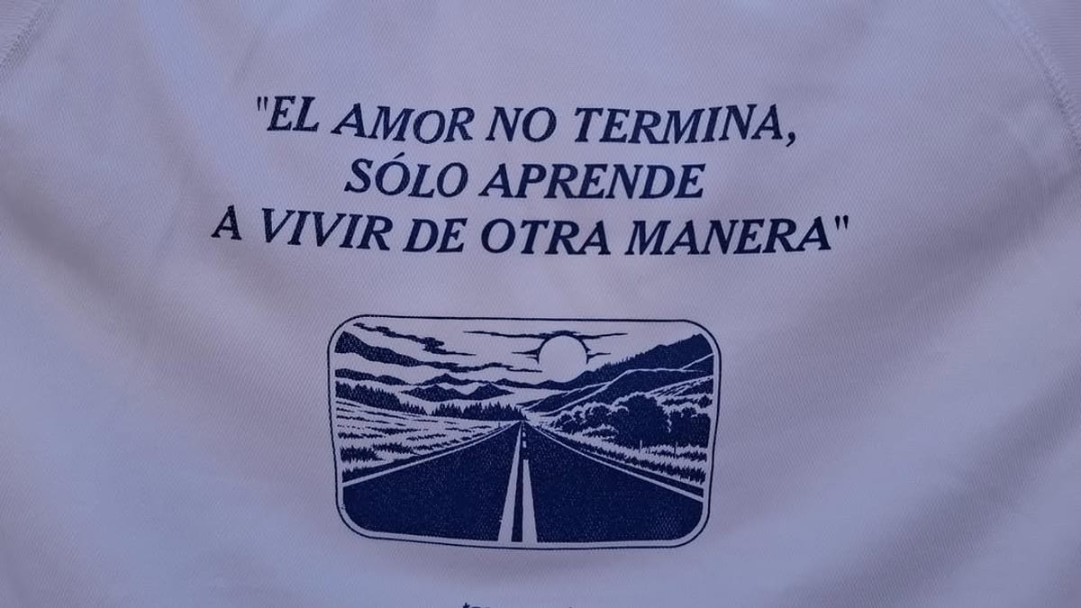 Encuentro con la asociación Un camino diferente de Huelva, que acompaña a familias en el duelo. Imagen con lema El amor no termina, sólo aprende a vivir de otra manera